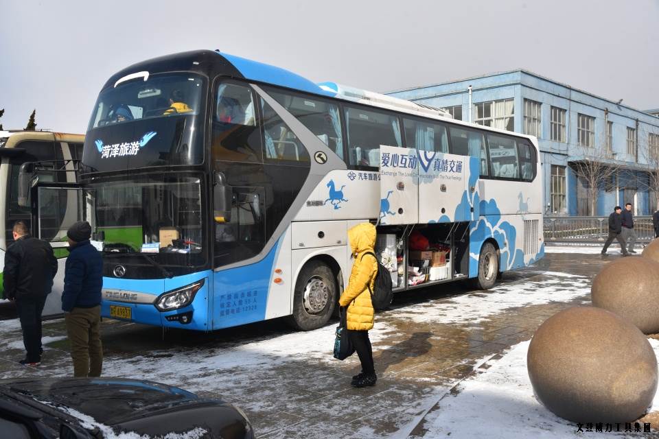 公司包車送職工 回家過(guò)年變輕松(圖6)