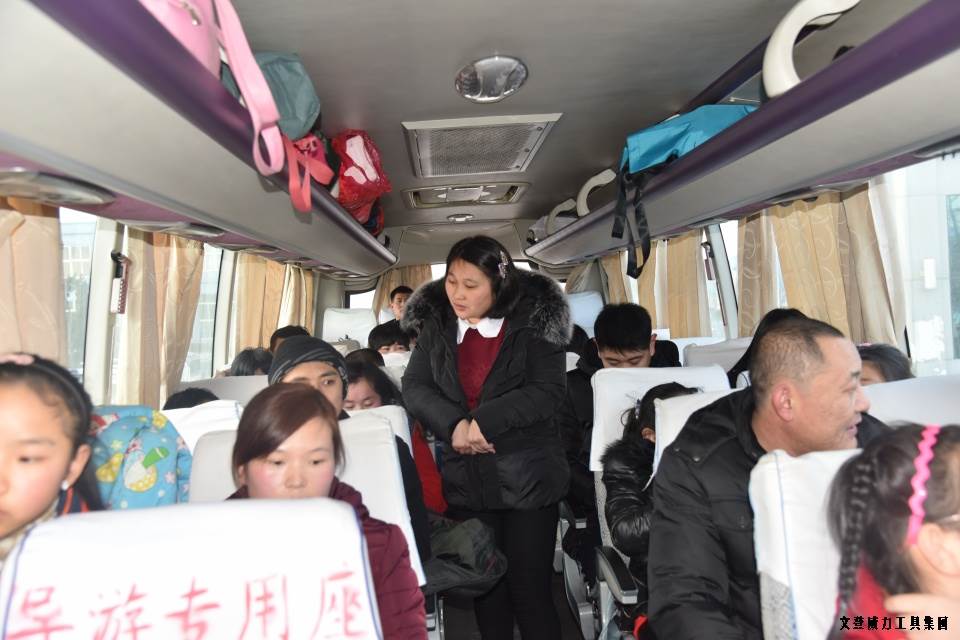 公司包車送職工 回家過(guò)年變輕松(圖8)